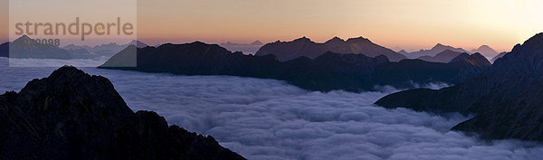 Bergpanorama beim Sonnenaufgang vor Nebelmeer  Gramais  Reutte  Tirol  Österreich  Europa