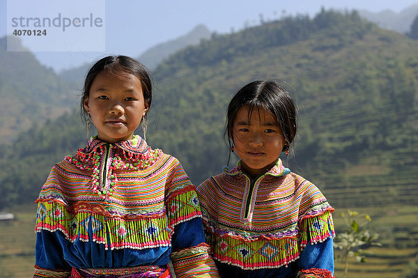 Zwei vietnamesische Kinder vor Berglandschaft  Bac Ha  Nordvietnam  Südostasien