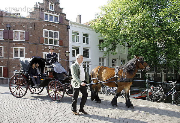 City Tour  Stadtrundfahrt mit Pferdekutsche  Grachtenhaus  Amsterdam  Niederlande  Europa