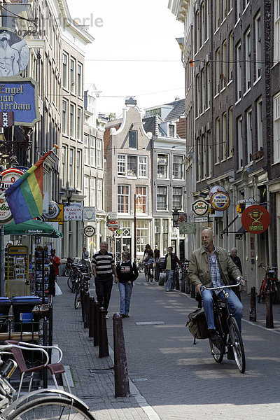 Grachtenhäuser  Geschäfte in der Zeedijk Straat  Centrum  Amsterdam  Niederlande  Europa