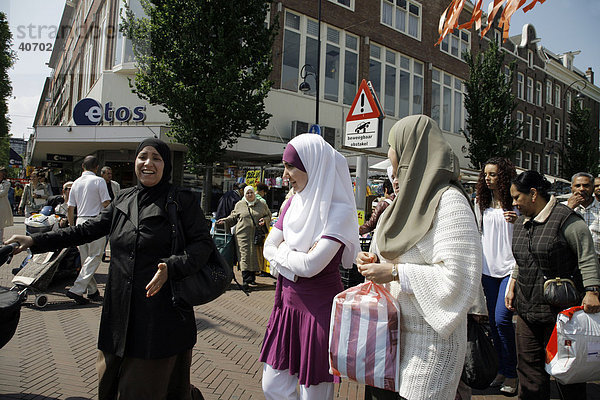 Frauen mit Kopftüchern  Dappermarkt  multikultureller Straßenmarkt  Basar  Dapperstraat  Amsterdam  Niederlande  Europa