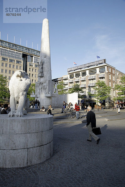 Nationaal Monument  Nationaldenkmal mit Grand Hotel Krasnapolsky  Dam  Centrum  Amsterdam  Niederlande  Europa