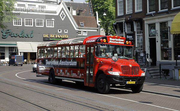Touristenbus für Stadtrundfahrt  Spui  Amsterdam  Niederlande  Europa
