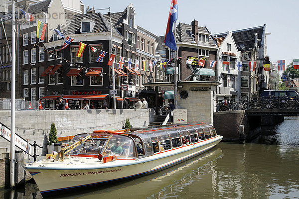 Ausflugsschiff  Schiffsanleger für Grachtenrundfahrten  Grimburgwal  Ecke Oude Turfmarkt  Amsterdam  Niederlande  Europa