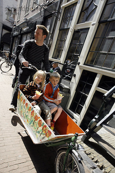 Fahrrad mit Kinderwagen  Kinder  Voetboogstraat  Amsterdam  Niederlande  Europa