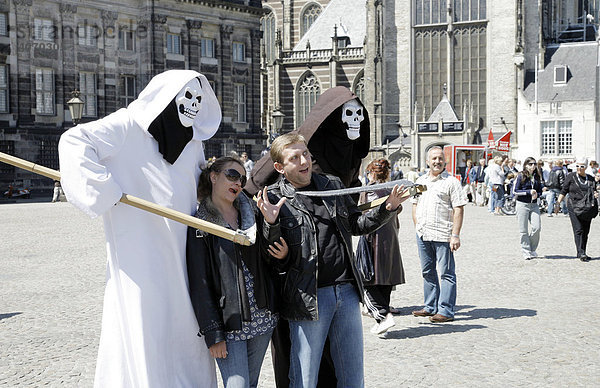 Performancekünstler mit Touristen vor dem Königlichen Palast am Dam  Amsterdam  Niederlande  Europa