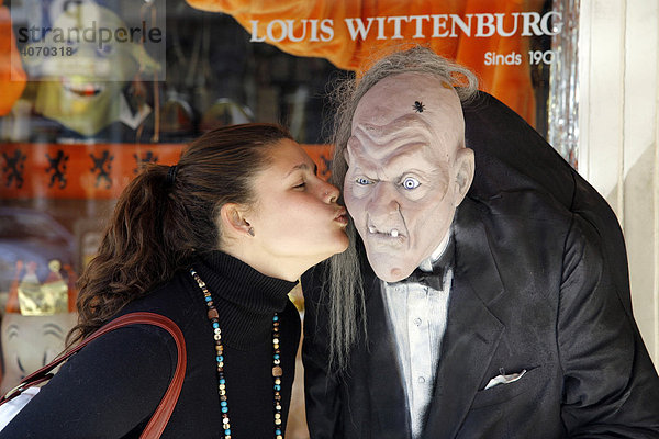 Touristin küsst Halloween Figur vom Partyshop Louis Wittenburg  Raadhuisstraat 16  Amsterdam  Niederlande  Europa