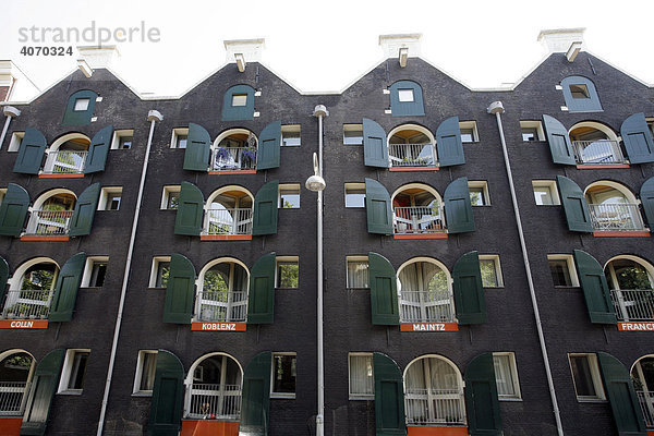 Fassade Grachtenhaus  Wohnhaus  ehemaliges Speicherhaus  Nieuwe Uilenburger Straat  Amsterdam  Niederlande  Europa