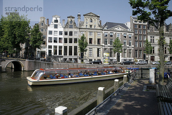 Grachtentour mit Schiff auf der Herengracht  Amsterdam  Niederlande  Europa