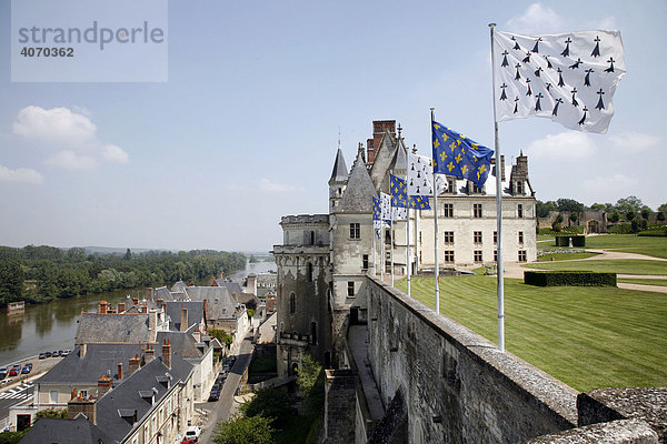 Chateau Royal d'Amboise  Außenansicht  mit Blick auf die Loire  Amboise  Frankreich  Europa