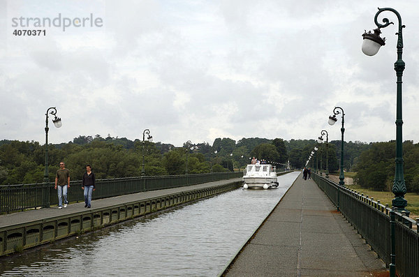 Canal Lateral a la Loire  Seitenkanal vom Fluss Loire  Briare  Frankreich  Europa