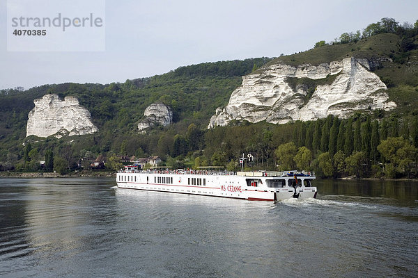 Blick auf Kreidefelsen von Les Andelys  Seine  Schiff MS CEZANNE  Normandie  Frankreich  Europa