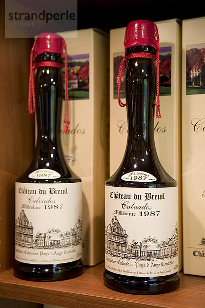 Calvados-Flaschen vom Chateau du Breuil  Normandie  Frankreich  Europa