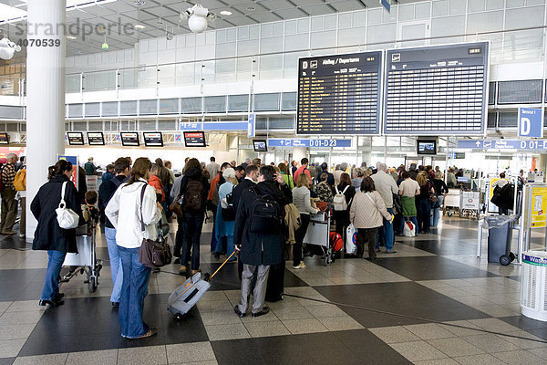 Passagiere stehen in der Schlange am Sicherheitscheck am Flughafen München  Bayern  Deutschland  Europa