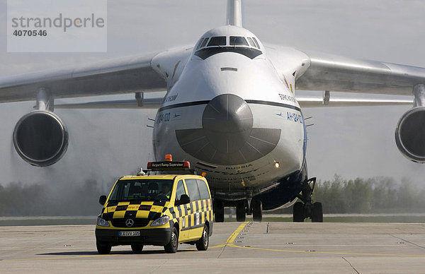 Fahrzeug der Bodenkontrolle des Flughafens München vor einer Antonov 124  München  Bayern  Deutschland  Europa