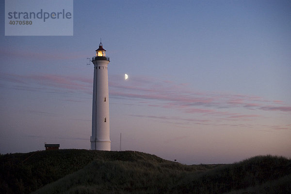 Leuchtturm vor Mond  Lyngvig Fyr  Holmesland Klit  Jütland  Dänemark  Europa