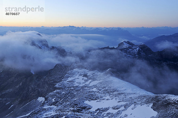 Morgendämmerung über dem Alpsteingebirge mit Sicht vom Säntis  Appenzell  Schweiz  Europa