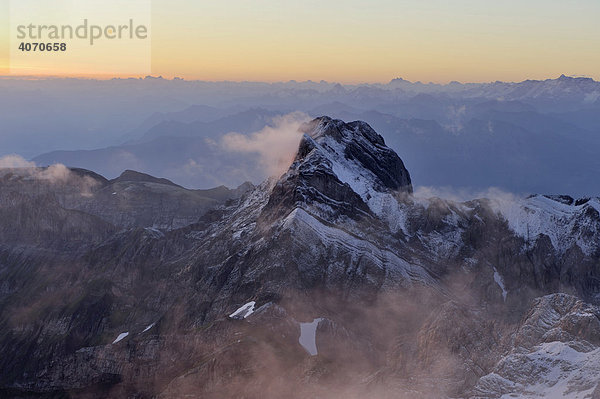 Sonnenaufgang über dem Alpsteingebirge  Säntis  Appenzell  Schweiz  Europa