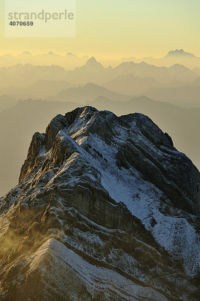 Sonnenaufgang über dem Alpsteingebirge  Säntis  Appenzell  Schweiz  Europa