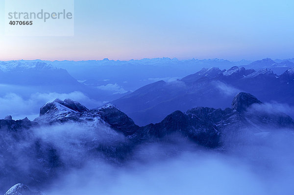 Morgendämmerung über dem Alpsteingebirge mit Sicht vom Säntis  Appenzell  Schweiz  Europa