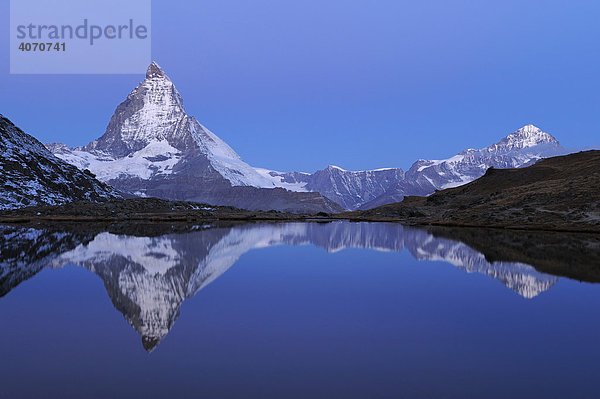 Matterhorn spiegelt sich im Riffelsee  Zermatt  Wallis  Schweiz  Europa