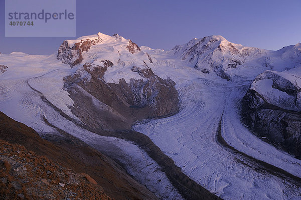 Blick im Dämmerlicht vom Gornergrat auf Monte Rosa Massiv  Grenzgletscher  Liskamm  Zermatt  Wallis  Schweiz  Europa