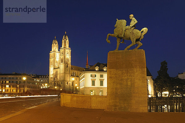 Statue des ehemaligen Bürgermeisters Hans Waldmann  dahinter das Grossmünster  Nachtaufnahme  Zürich  Schweiz  Europa