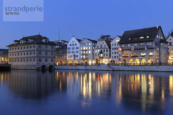 Limmatufer mit Zunfthaus Zum Rüden und dem Rathaus von Zürich  Schweiz  Europa