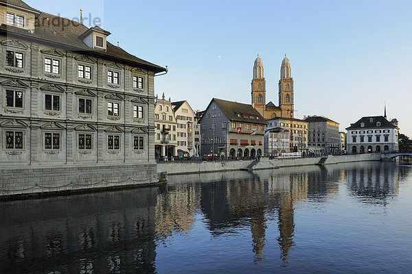Rathaus und Grossmünster an der Limmat  Zürich  Schweiz  Europa