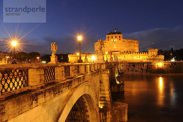 Engelsbrücke bei Nacht  hinten die Engelsburg  Rom  Italien  Europa