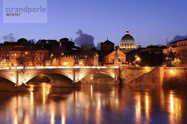 Blick von der Engelsbrücke zum Petersdom im Abendlicht  Rom  Italien  Europa