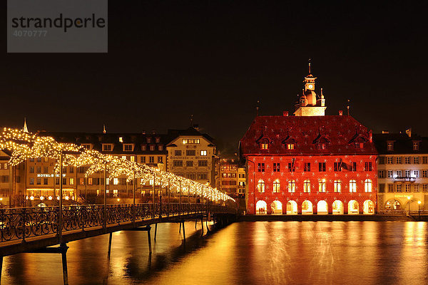 Luzerner Ratshaus durch Lichtkünstler Gerry Hofstetter in weihnachtliches Licht getaucht  Luzern  Schweiz  Europa