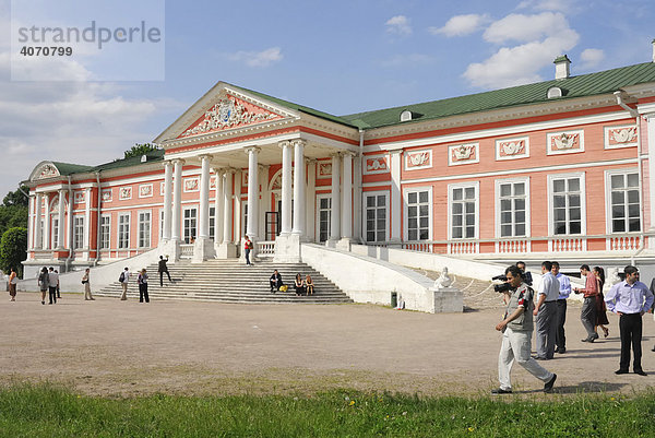 Der klassizistische Kuskowo Palast  beheimatet die kostbarste Sammlung westlichen Porzellans in Osteuropa  Kuskowo-Ensemble  Moskau  Russland
