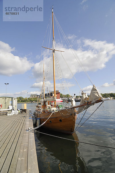 Hölzerne Yacht an Anlegeplatz  Stockholm  Schweden  Skandinavien  Europa
