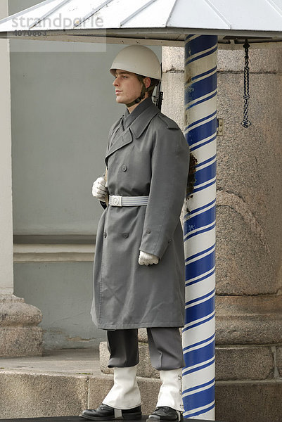 Finnischer Soldat auf seinem Posten  Helsinki  Finnland  Europa
