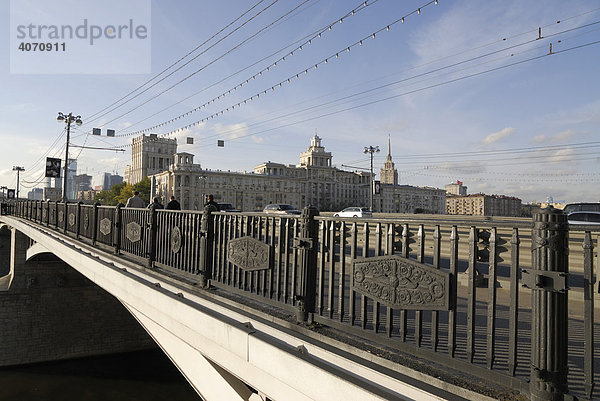 Die Borodinsky Brücke in Moskau ist eine Stahlplatten-  Stahlträger-Brücke über die Moskwa  die  zwei Kilometer westlich des Kreml  den Dorogomilovo Bezirk und den Kievsky Bahnhof mit dem Zentrum von Moskau verbindet. Sie wurde 1911-1912 als Bogenbrücke von N.I. Oskolov  M.I. Schekotov (Tragwerksplaner) und Roman Klein (architektonisches Design) errichtet. Moskau  Russland  Europa