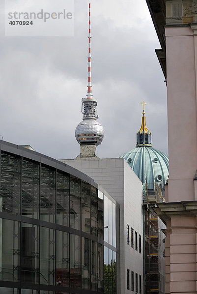 Bildausschnitt Berliner Fernsehturm und Dom  Berlin  Deutschland  Europa
