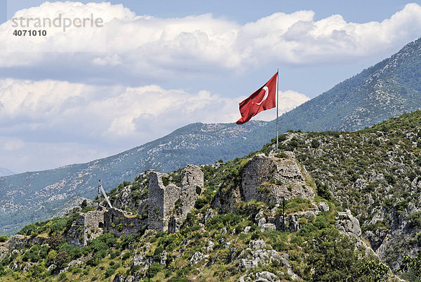 Türkische Flagge und Ruinen der alten Festung oberhalb der Stadt Fethiye  Anatolien  Türkei  Vorderasien