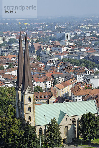 Blick auf die Altstädter Nicolaikirche  die älteste Kirche im Stadtgebiet von Bielefeld  Nordrhein-Westfalen  Deutschland  Europa