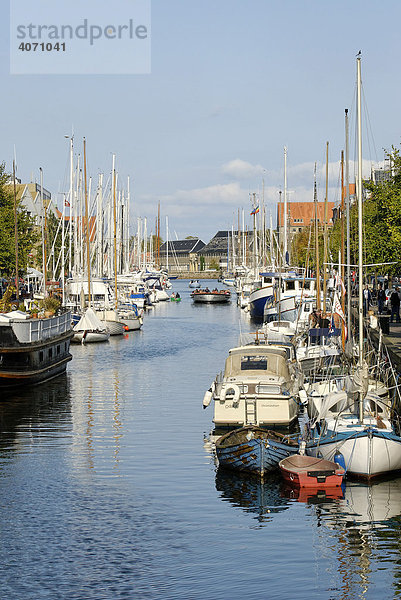 Am Christianshavns Kanal vertäute Boote  Kopenhagen  Dänemark  Skandinavien  Europa