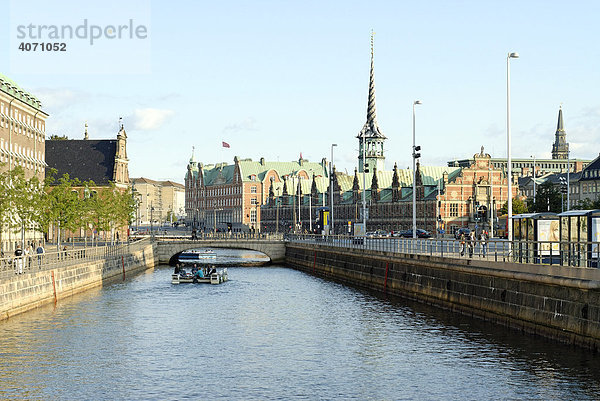 Blick auf den Holmens-Kanal und das Gebäude der dänischen Handelskammer  Kopenhagen  Dänemark  Europa