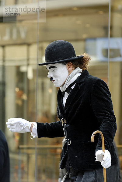 Mann als Charlie Chaplin verkleidet  Strodet Straße  Kopenhagen  Dänemark  Europa