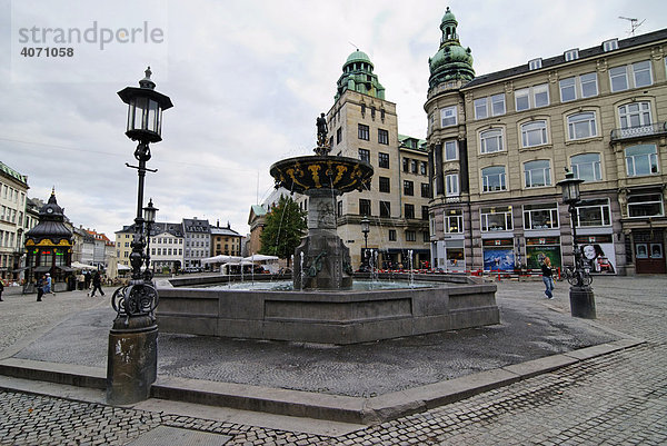 Brunnen auf dem Nytorv Platz im Zentrum von Kopenhagen  Dänemark  Europa