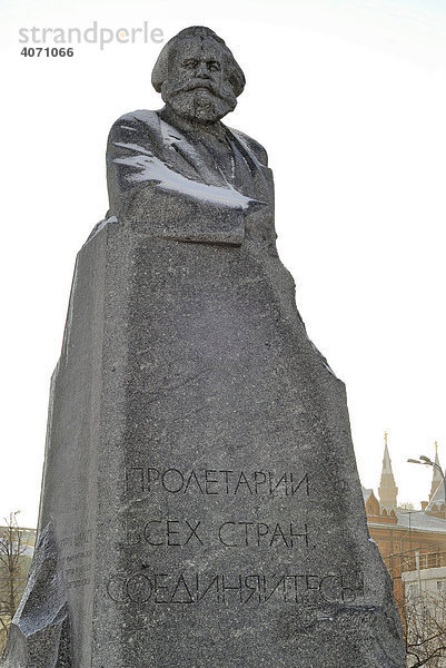 Granitstatue von Karl Marx im Stadtzentrum  Moskau  Russland