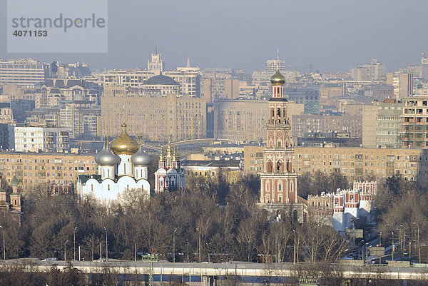 Stadtansicht mit Smog  Moskau  Russland