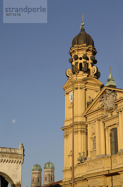 Theatinerkirche mit Feldherrnhalle und Frauenkirchtürme  München  Oberbayern  Bayern  Deutschland  Europa