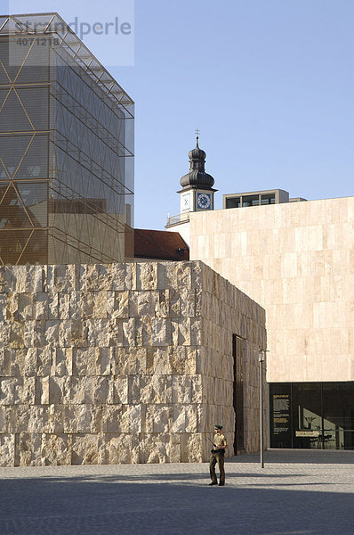 Synagoge des jüdisches Gemeindezentrums am Jakobsplatz mit Polizist  München  Oberbayern  Bayern  Deutschland  Europa