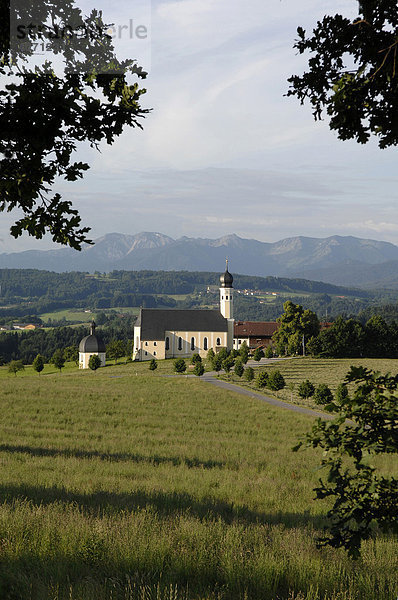 Bergpanorama mit Kirche  Irschenberg  Oberbayern  Bayern  Deutschland  Europa