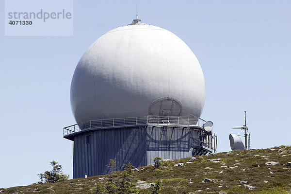 Nato-Turm  Radaranlage der Luftwaffe der Bundeswehr zur Luftüberwachung am Großen Arber im Bayerischen Wald bei Bayerisch Eisenstein  Bayern  Deutschland  Europa