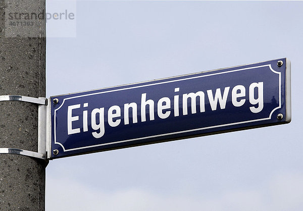 Symbolbild Hausbau  Eigenheim  Straßenschild Eigenheimweg in Regensburg  Bayern  Deutschland  Europa